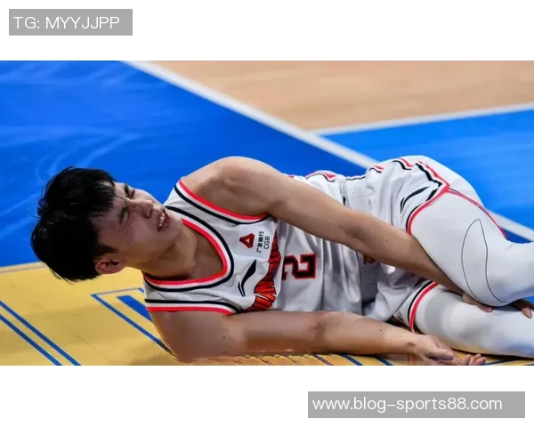 徐杰遭遇膝盖撞击半场表现不佳仅得1分1板1助离场受伤